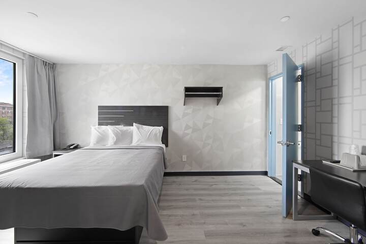 1 Queen Bed (5 of 5)