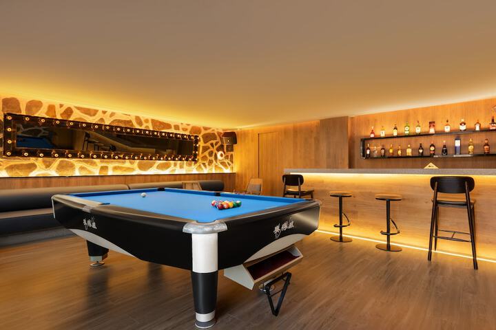 Lounge 22 of 40