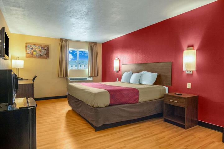 1 King Bed (8 of 9)