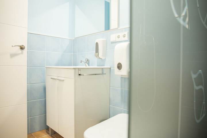 Room 102 of 164