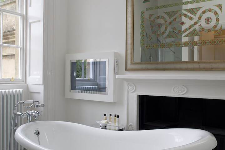 Deep soaking bathtub