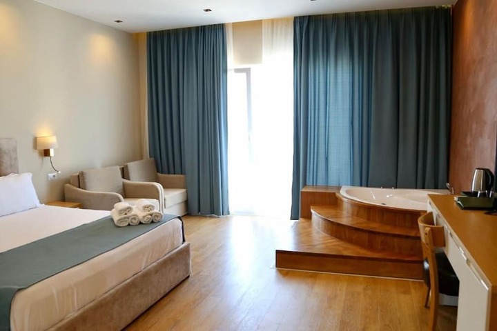 Room 15 of 182