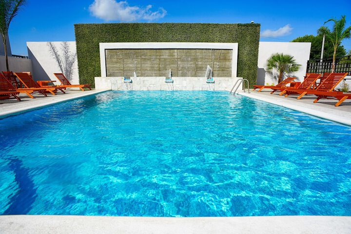 Hotel Pool