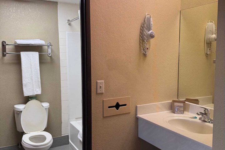 Room 26 of 33