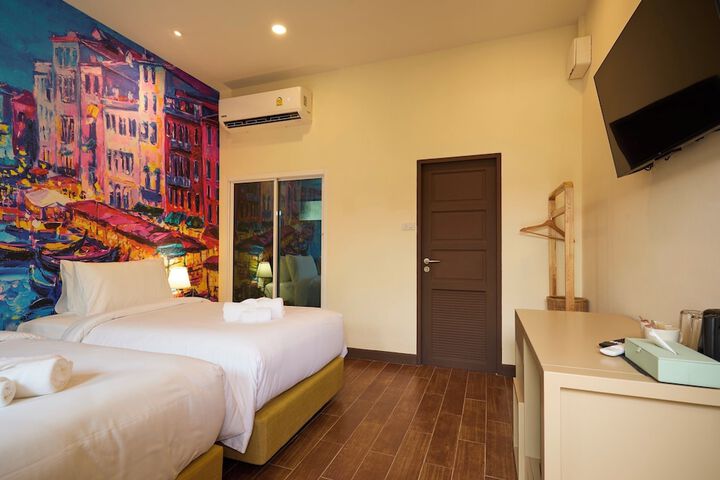 Room 3 of 32