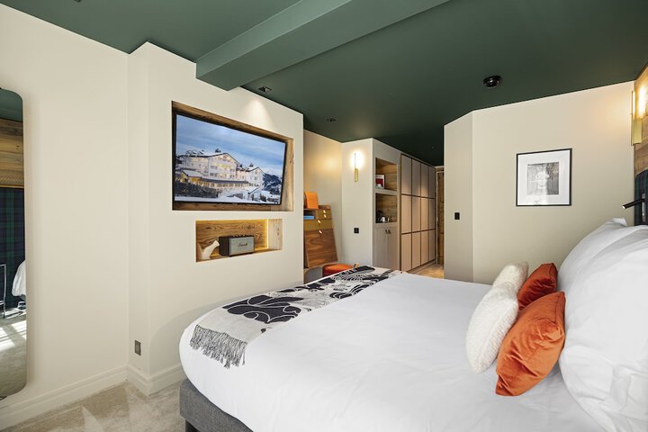 Room 8 of 135