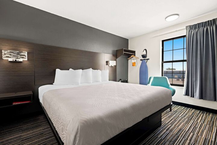Room 10 of 34