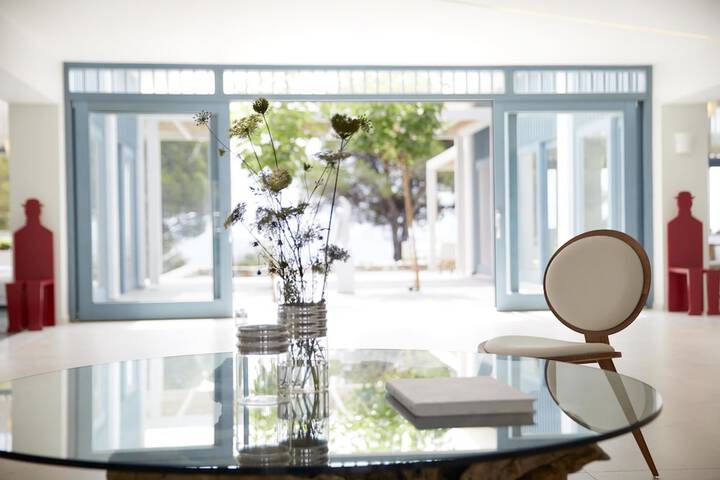 Lobby lounge