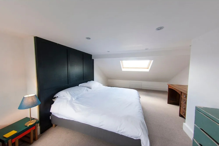 Room 6 of 15