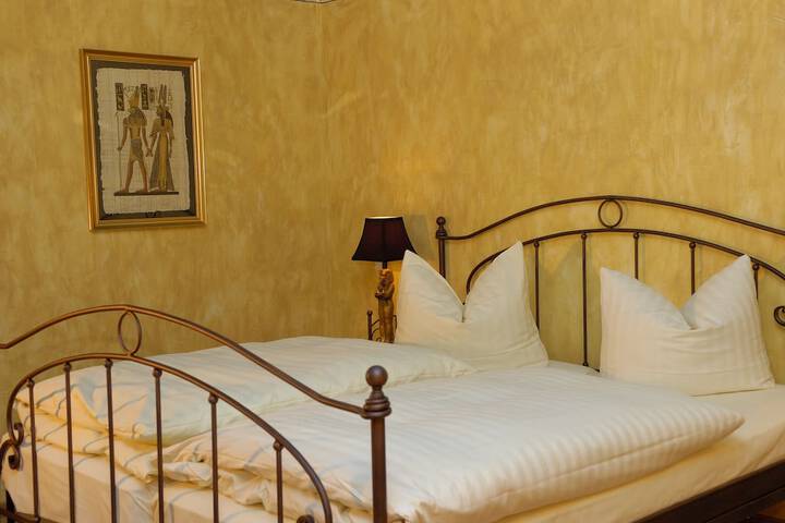 Room 21 of 283