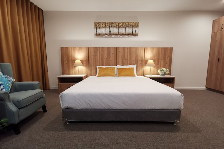 Room 7 of 33