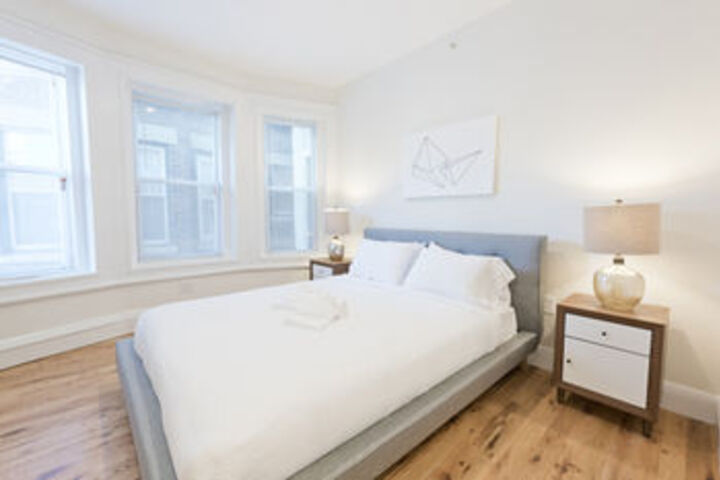 Room 4 of 8