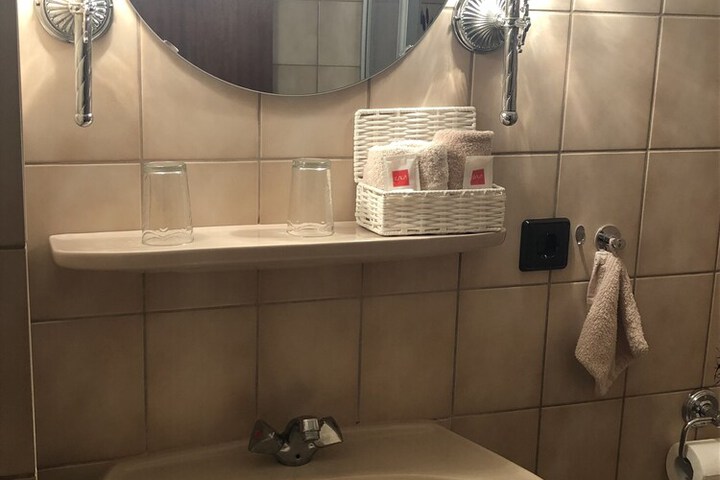 Room 9 of 37