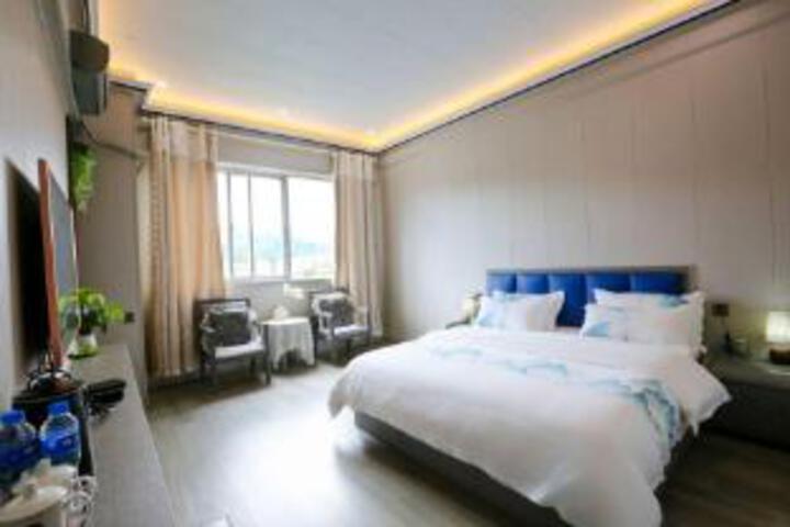 Room 6 of 8