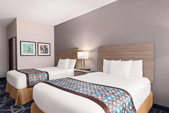 1 Queen Bed Accessible Room (6 of 13)