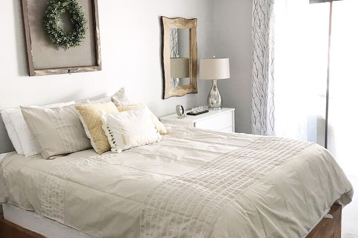 1 Queen Bed (33 of 39)