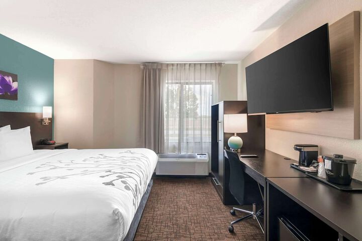1 King Bed (2 of 12)