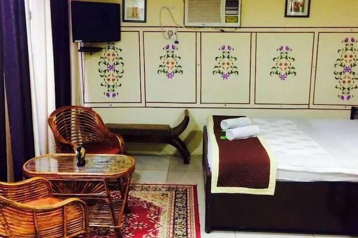 Room 6 of 14