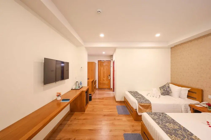 Room 6 of 25