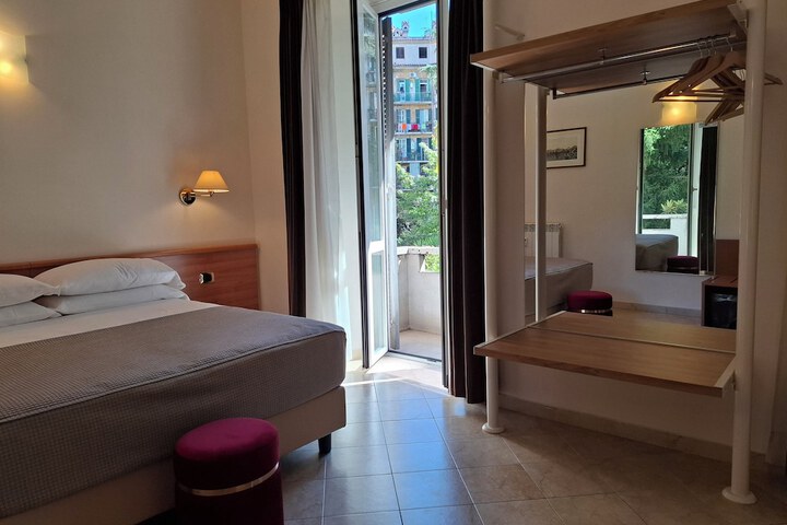 Room 32 of 64