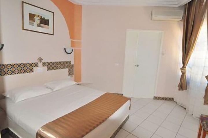 Room 13 of 90