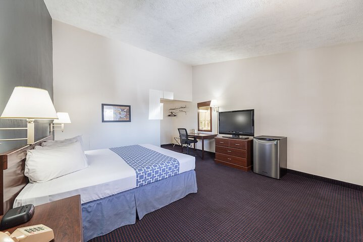 Standard | King Bed (3 of 5)