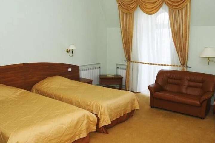 Room 10 of 28