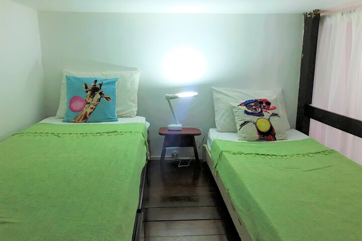 Room 10 of 102