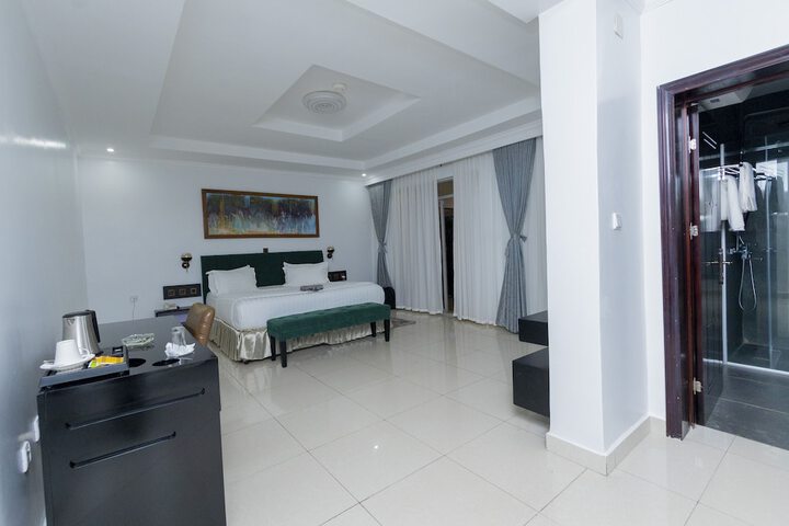 Room 8 of 99