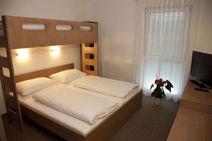 Room 4 of 39