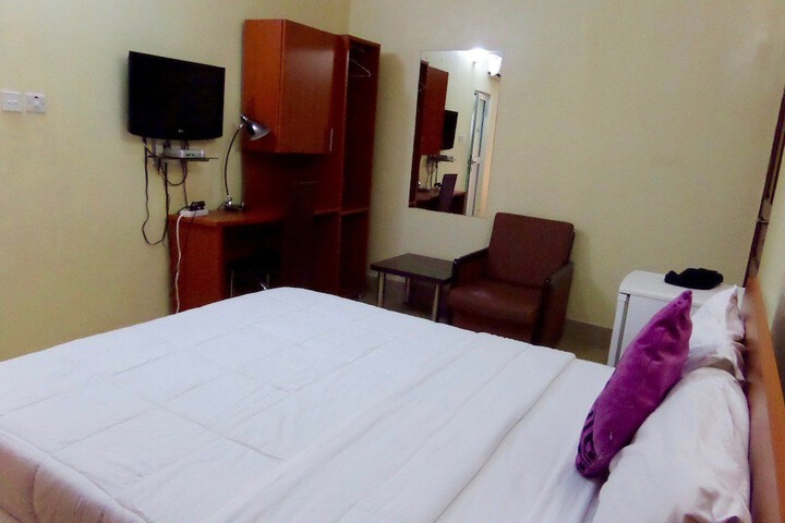 Room 12 of 37