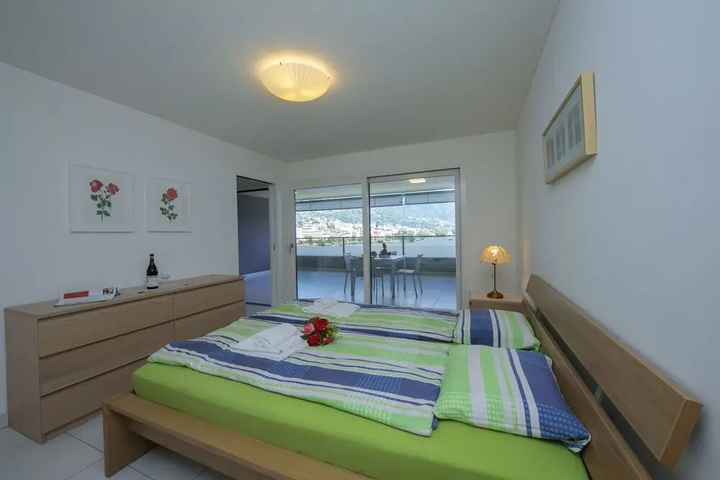 Room 4 of 12