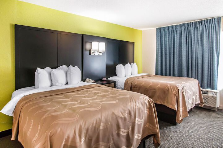 2 Double Beds (12 of 13)