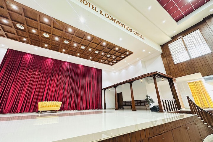 Ballroom/Hall 72 of 94
