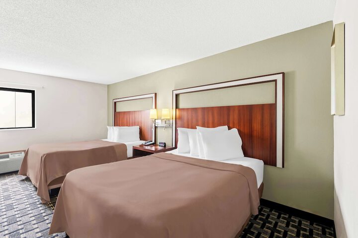 2 Queen Beds (3 of 9)
