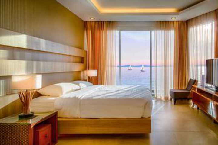 Room 30 of 103