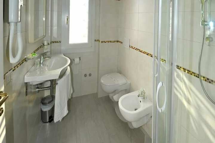 Room 20 of 33