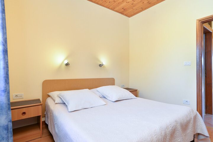 Room 4 of 79