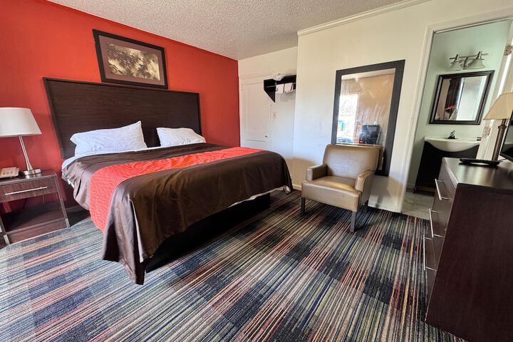 1 King Bed (4 of 14)