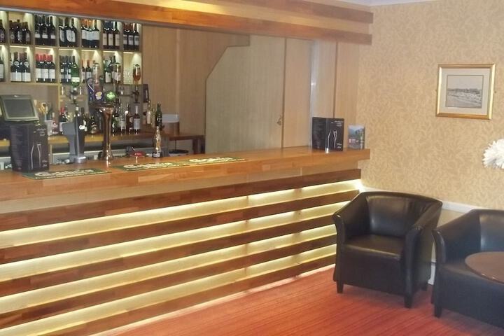 Lounge 48 of 61