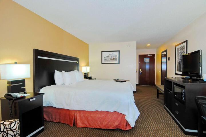 1 King Bed (4 of 17)