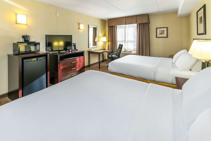 2 Queen Beds (2 of 8)