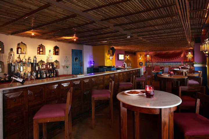 Lounge 52 of 65
