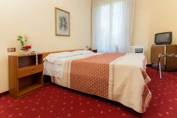 Room 2 of 8