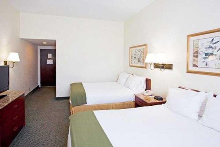 2 Double Beds (7 of 7)