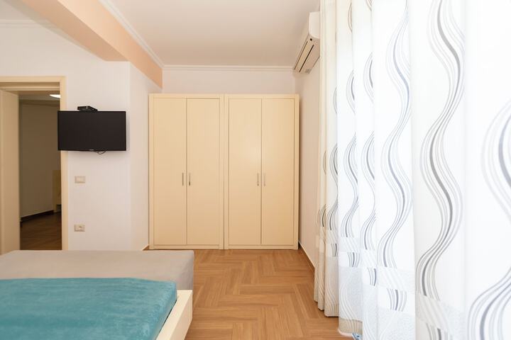Room 32 of 100