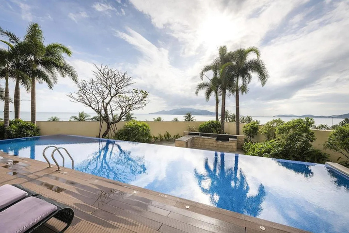 Hotel with Pool