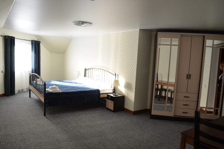 Room 7 of 9
