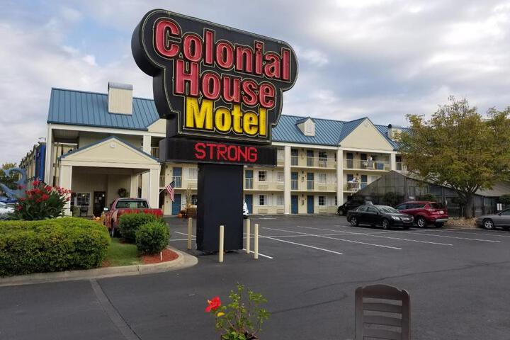 Colonial House Motel in Pigeon Forge, TN