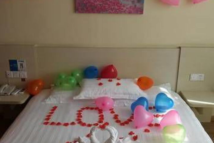 Room 9 of 11